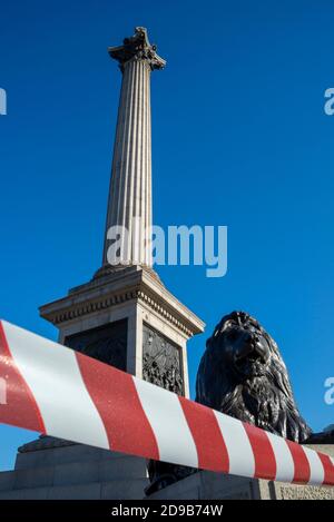 Trafalgar Square, London, Großbritannien. November 2020. Die Basis von Nelson's Column und die Bronzelöwen wurden abgeklebt, um die Demonstranten davon abzuhalten, sie bei einer erwarteten Anti-Lockdown-Demonstration am 5. November zu besteigen Stockfoto