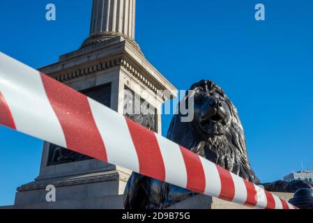 Trafalgar Square, London, Großbritannien. November 2020. Die Basis von Nelson's Column und die Bronzelöwen wurden abgeklebt, um die Demonstranten davon abzuhalten, sie bei einer erwarteten Anti-Lockdown-Demonstration am 5. November zu besteigen Stockfoto