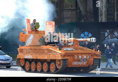 London, Großbritannien. November 2020. Granate Fitness Organisation Kampagne gegen die Schließung von Turnhallen während der COVID Pandemie auf einem nicht sehr umweltfreundlichen Tank, in Westminster Stockfoto