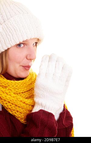 Blonde Frau im Winter wärmt ihre Hände Stockfoto