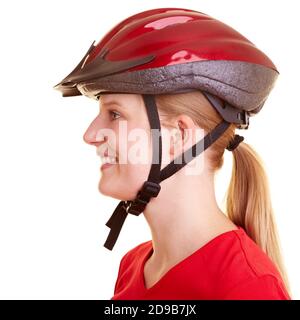Lachende blonde Frau trägt einen Fahrradhelm Stockfoto