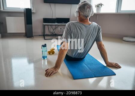 Eldelry Mann mit einer Pause von seinem Training und Ruhe Stockfoto