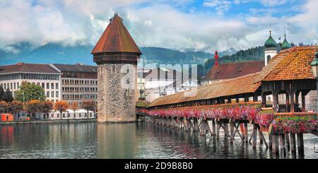 Panorama-Stadtbild mit schöner Holzfußbrücke Kapellbrücke am Reuss in Luzern (Luzern). Schweiz Stockfoto