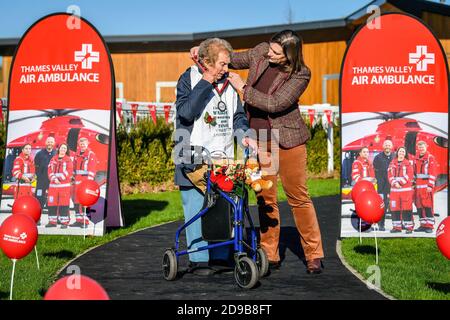 DIE KORREKTUR DER RECHTSCHREIBUNG VON KATE SAUNDERS UND DIE ÄNDERUNG IHRER BEZIEHUNG ZU RUTH SAUNDERS ZUR ENKELIN die 104-jährige Ruth Saunders wird von ihrer Enkelin Kate Saunders überreicht, als sie ihre Ziellinie auf der Newbury Racecourse in Berkshire überquert, um Geld für Thames Valley Air Ambulance zu sammeln. Ruth machte sich ursprünglich auf den Weg, 104 Runden ihres Blocks zu laufen, um ihrem Alter, einer Strecke von etwa 21 Meilen, zu entsprechen, entschied sich aber, ihr Ziel auf einen vollen Marathon (26.2 Meilen) auszudehnen, nachdem sie von ihrer Familie ermutigt wurde. Stockfoto