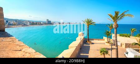 Panoramablick von den Verteidigungsmauern der Küste und des Strandes. Peniscola. Castellon, Spanien Stockfoto