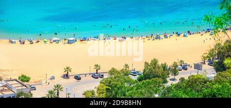 Panoramablick auf den Strand und die Küste im Ferienort Sidi Bou Said. Tunesien, Nordafrika Stockfoto