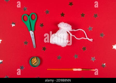 Schritt für Schritt Anleitung für Neujahr oder Weihnachten DIY Konzept. Machen Sie einen niedlichen Hut für Weihnachtsbaum Dekoration. Schritt 7 Stockfoto