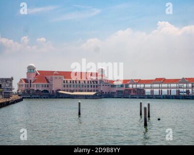 George Town, Penang Island, Malaysia [ Anlegestelle am Hafen, Leben in Straßenhäusern und buddhistischer taoist-Tempel, ] Stockfoto