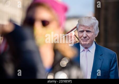 Deutschland, Berlin, 04. November 2020: Eine Pappfigur von Donald Trump, 45. Und amtierender Präsident der Vereinigten Staaten, ist hinter Protestierenden und Unterstützern des demokratischen Präsidentschaftskandidaten Ex-Vizepräsident JOE BIDEN neben dem Brandenburger Tor in Zentral-Berlin bei einer Kundgebung unter dem Motto "Count the Votes! Kundgebung für faire Wahlen in den USA' organisiert von den Demokraten im Ausland, der offiziellen Organisation der Demokratischen Partei für US-Bürger, die dauerhaft oder vorübergehend außerhalb der Vereinigten Staaten leben, während der bevorstehenden endgültigen Stimmenauszählung für die 2020 Vereinigte Staaten Stockfoto