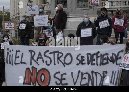 Madrid, Spanien. November 2020. Händler und Hausierer veranstalten am 1. November 2020 eine Demonstration auf dem Cascorro-Platz in Madrid, Spanien, und fordern die Wiedereröffnung des Flohmarktes El Rastro, der wegen der neuen Art von Coronaviru seit 7 Monaten geschlossen ist.Quelle: CORDON PRESS/Alamy Live News Stockfoto