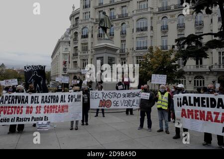 Madrid, Spanien. November 2020. Händler und Hausierer veranstalten am 1. November 2020 eine Demonstration auf dem Cascorro-Platz in Madrid, Spanien, und fordern die Wiedereröffnung des Flohmarktes El Rastro, der wegen der neuen Art von Coronaviru seit 7 Monaten geschlossen ist.Quelle: CORDON PRESS/Alamy Live News Stockfoto