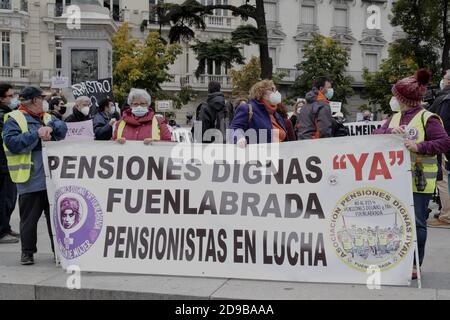 Madrid, Spanien. November 2020. Händler und Hausierer veranstalten am 1. November 2020 eine Demonstration auf dem Cascorro-Platz in Madrid, Spanien, und fordern die Wiedereröffnung des Flohmarktes El Rastro, der wegen der neuen Art von Coronaviru seit 7 Monaten geschlossen ist.Quelle: CORDON PRESS/Alamy Live News Stockfoto