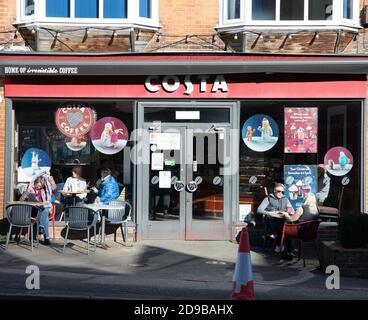 Oxted, Surrey, UK, 4. November 2020, die Menschen in Oxted, Surrey weiterhin Alfresco außerhalb Costa trotz der kalten, aber sonnigen Wetter am letzten Tag vor Lockdown zu essen. Die Temperatur ist heute 10C mit sonnigen Intervallen und leichten Winden.Quelle: Keith Larby/Alamy Live News Stockfoto