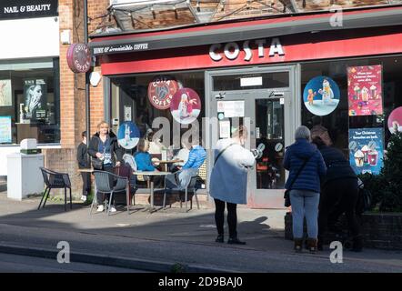 Oxted, Surrey, UK, 4. November 2020, die Menschen in Oxted, Surrey weiterhin Alfresco außerhalb Costa trotz der kalten, aber sonnigen Wetter am letzten Tag vor Lockdown zu essen. Die Temperatur ist heute 10C mit sonnigen Intervallen und leichten Winden.Quelle: Keith Larby/Alamy Live News Stockfoto