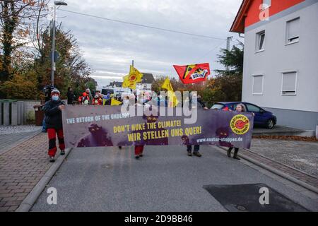 Die Demonstranten tragen ein Banner mit der Aufschrift: „die Rückkehr der Untoten – das Klima nicht abschrecken – Wir behindern“. Der Zug, der die 6 Castor-Container mit den Atommüll aus der Wiederaufbereitungsanlage für Kernbrennstoffe in Sellafield im Vereinigten Königreich transportiert, kam im ehemaligen Kernkraftwerk Biblis an, wo er bis zur endgültigen Entsorgung in Deutschland gelagert wird. Anti-Atom-Demonstranten demonstrierten gegen den Transport und blockierten die Bahnlinie für rund 2 Stunden. (Foto von Michael Debets/Pacific Press) Stockfoto