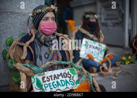 Madrid, Spanien. November 2020. Zwei Extinction Rebellion Aktivisten klebten auf den Boden. (Foto von Fer Capdepon Arroyo/Pacific Press) Quelle: Pacific Press Media Production Corp./Alamy Live News Stockfoto