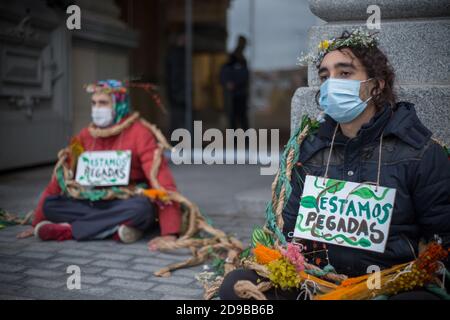 Madrid, Spanien. November 2020. Zwei Extinction Rebellion Aktivisten klebten auf den Boden. (Foto von Fer Capdepon Arroyo/Pacific Press) Quelle: Pacific Press Media Production Corp./Alamy Live News Stockfoto