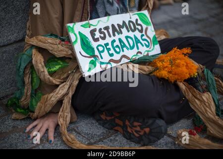 Madrid, Spanien. November 2020. Die Hand des Extinction Rebellion-Aktivisten blieb am Boden hängen. (Foto von Fer Capdepon Arroyo/Pacific Press) Quelle: Pacific Press Media Production Corp./Alamy Live News Stockfoto