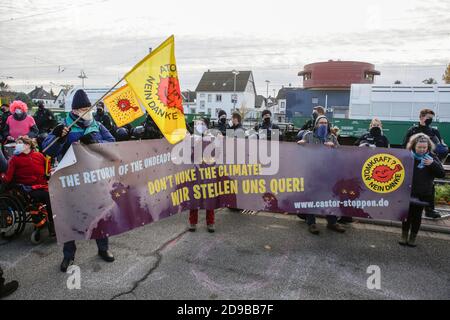 Die Demonstranten tragen ein Banner mit der Aufschrift: „die Rückkehr der Untoten – das Klima nicht abschrecken – Wir behindern“. Der Zug, der die 6 Castor-Container mit den Atommüll aus der Wiederaufbereitungsanlage für Kernbrennstoffe in Sellafield im Vereinigten Königreich transportiert, kam im ehemaligen Kernkraftwerk Biblis an, wo er bis zur endgültigen Entsorgung in Deutschland gelagert wird. Anti-Atom-Demonstranten demonstrierten gegen den Transport und blockierten die Bahnlinie für rund 2 Stunden. (Foto von Michael Debets/Pacific Press) Stockfoto