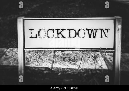 Lockdown auf einem Straßenschild Stockfoto