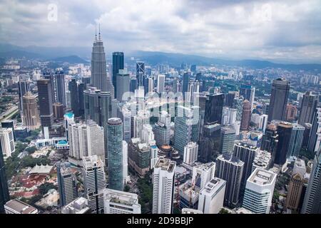 KUALA LUMPUR, MALAYSIA, 18. April 2019: Stadtbild von Kuala Lumpur mit ikonischen Gebäuden wie dem Petronas Twin Tower. Luftaufnahme vom KL Tower. Stockfoto