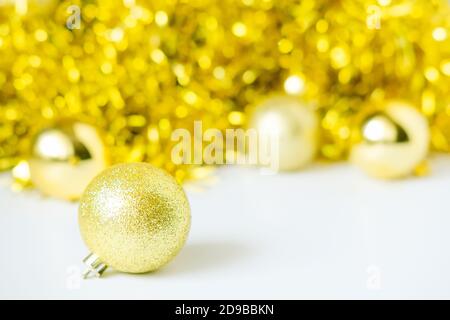 goldene weihnachtskugeln. Weihnachtsbaum Spielzeug auf einem Hintergrund von goldenem Bokeh. Golden Weihnachtsbaum Spielzeug. Die Kugel ist gelb. Weihnachtsspielzeug Stockfoto