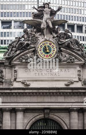 NEW YORK, USA - 02. Mai 2016: Grand Central Station in New York. Ikonische Statue des griechischen Gottes Merkur, die die Südfassade des Grand Central schmückt Stockfoto