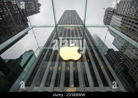 NEW YORK, USA - 04. Mai 2016: Apple Store Logo am Eingang zum Apple Store auf der Fifth Avenue New York. Apple Store Cube auf der 5th Avenue auf einem bewölkten Stockfoto