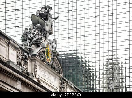 NEW YORK, USA - 02. Mai 2016: Grand Central Station in New York. Ikonische Statue des griechischen Gottes Merkur, die die Südfassade des Grand Central schmückt Stockfoto