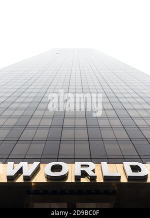 NEW YORK, USA - 03. Mai 2016: WORTWELT an der Fassade eines Wolkenkratzers in Manhattan, NYC. Moderne Wolkenkratzer von Midtown Manhattan Stockfoto
