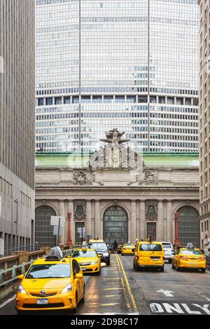 NEW YORK, USA - 04. Mai 2016: Fassade des Grand Central Terminals in New York City mit Bürogebäude im Hintergrund. Taxiverkehr auf dem Weg nach Ga Stockfoto