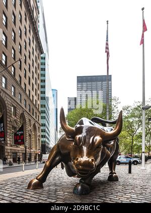 NEW YORK, USA - 28. Apr 2016: Charging Bull, manchmal auch Wall Street Bull oder Bowling Green Bull genannt, ist eine Bronzeskulptur i Stockfoto