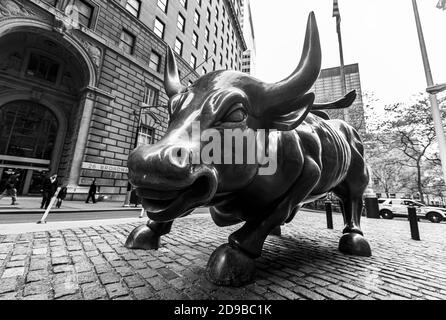 NEW YORK, USA - 28. Apr 2016: Charging Bull, manchmal auch Wall Street Bull oder Bowling Green Bull genannt, ist eine Bronzeskulptur i Stockfoto