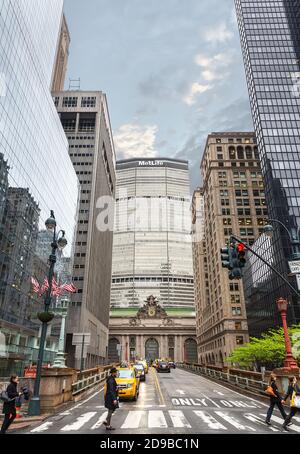 NEW YORK, USA - 04. Mai 2016: Fassade des Grand Central Terminals in New York City mit Bürogebäude im Hintergrund. Fußgänger überqueren vor Stockfoto