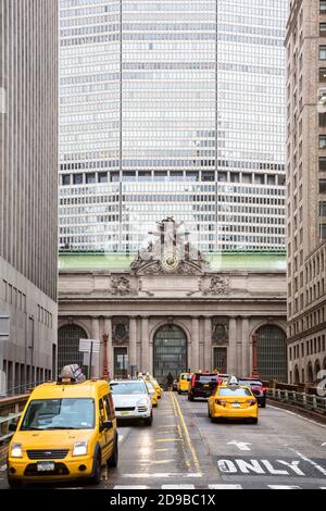 NEW YORK, USA - 04. Mai 2016: Fassade des Grand Central Terminals in New York City mit Bürogebäude im Hintergrund. Taxiverkehr auf dem Weg nach Ga Stockfoto