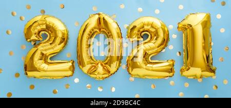 2021 goldener Ballon Text auf blauem Hintergrund mit Konfetti. Frohe Silvester Einladung mit Weihnachten Goldfolie Ballons 2021. Flach liegend langes Netz Stockfoto