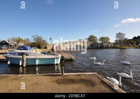 Potter Heigham Brücke auf dem Fluss Thurne, Norfolk Broads, England, Großbritannien. Stockfoto