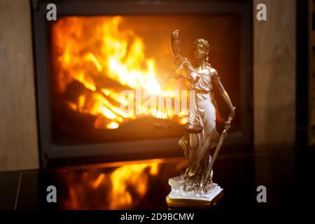 Statuette von Themis auf dem Hintergrund des Kamins. Stockfoto