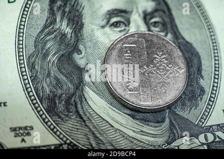 Belarussischer Rubel auf dem Hintergrund von 100 Dollar Nahaufnahme Stockfoto