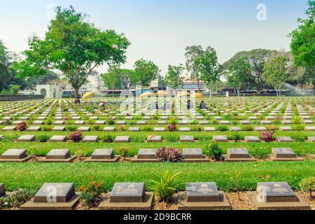 Kanchanaburi THAILAND - 21. FEBRUAR: Unidentifizierte Arbeiter renovieren und dekorieren Blumen auf dem Allied war Cemetery von Kanchanaburi am 21.2020 in Ka Stockfoto