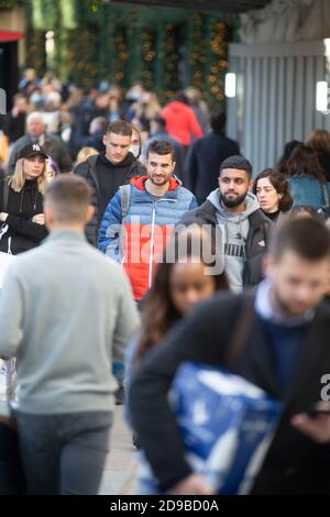 London, Großbritannien. November 2020. Die Oxford Street ist sehr voll, da die Leute einkaufen, bevor ganz England ab 12.01 Uhr am 5. November in Lockdown geht. Kredit: Mark Thomas/Alamy Live Nachrichten Stockfoto