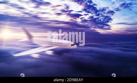 Das Flugzeug fliegt im Himmel über den Wolken entgegen Der Hintergrund des Sonnenuntergangs Stockfoto