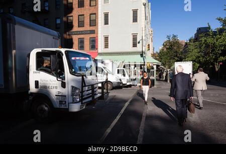 NEW YORK, USA - 22. Sep 2016: New York und New Yorker. Manhattan Street Scene. Die Amerikaner auf den Straßen von New York City Stockfoto