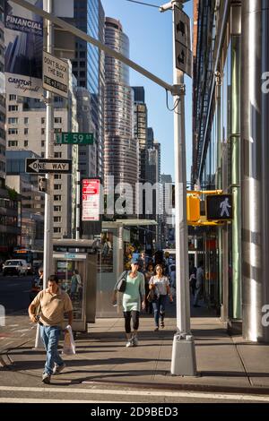 NEW YORK, USA - 22. Sep 2016: New York und New Yorker. Manhattan Street Scene. Die Amerikaner auf den Straßen von New York City Stockfoto