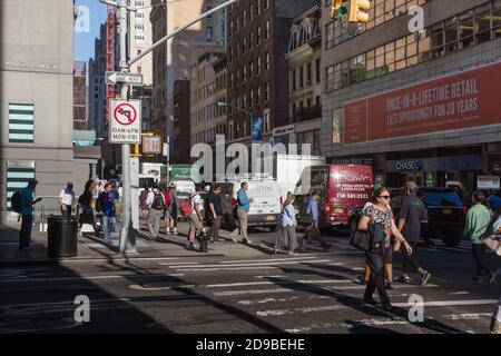 NEW YORK, USA - 22. Sep 2016: New York und New Yorker. Manhattan Street Scene. Die Amerikaner auf den Straßen von New York City Stockfoto