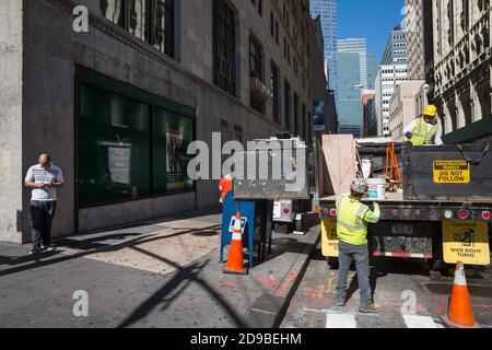 NEW YORK, USA - 22. Sep 2016: New York und New Yorker. Manhattan Street Scene. Männer bei der Arbeit auf einer Straße in New York. Stockfoto