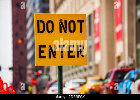 Geben Sie während der Zeit kein gelbes Straßenschild in der Stadt USA ein Bauarbeiten an der Straße Stockfoto