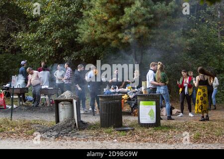 Die Menschen genießen sich bei einer Grillparty im Prospect Park frei und vor allem maskenlos fühlen, obwohl es die Zeit von Covid-19 im Herbst 2020 ist. Stockfoto