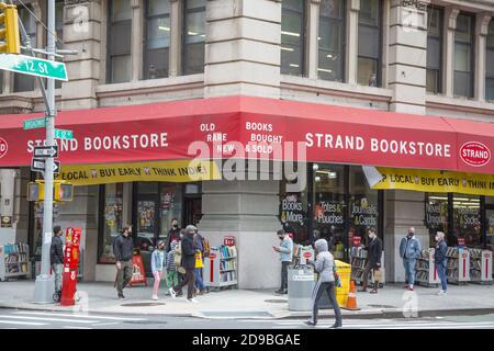 Strand Bookstore wahrscheinlich der berühmteste gebrauchte Buchhändler in New York City am Broadway und E.12th Street in Manhattan, New York City. Stockfoto