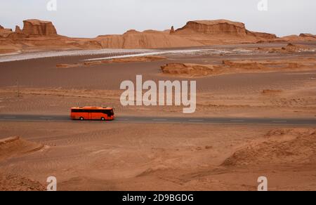 Busfahrt durch Kalut Wüste, Iran Stockfoto